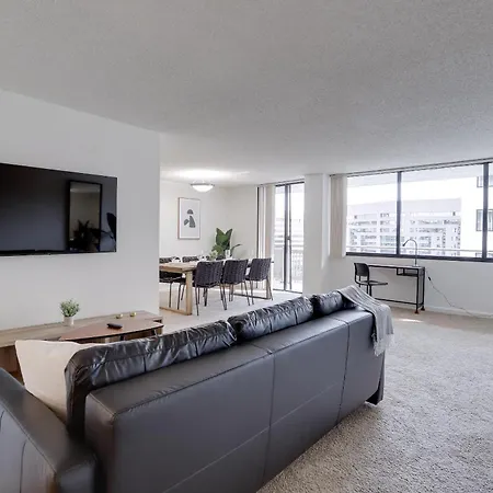 Airport Proximity Apartment At Crystal City
